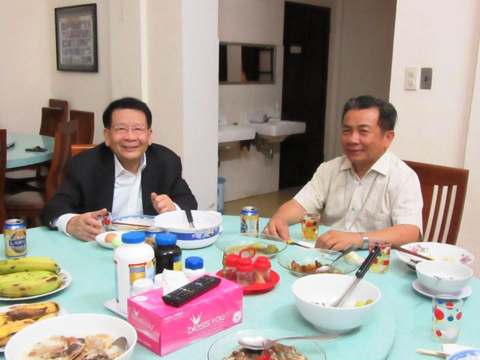 Huynh Trưởng Nghĩa Sinh giúp Khóa Thường huấn Hè 2015 cho 100 Soeurs Dòng Saint Paul de Chartres tại Thành phố Đà Nẵng. Hình trên: Họp với Đức Giám Mục Giáo phận Đà Nẵng và dùng cơm tối với Đức Cha.