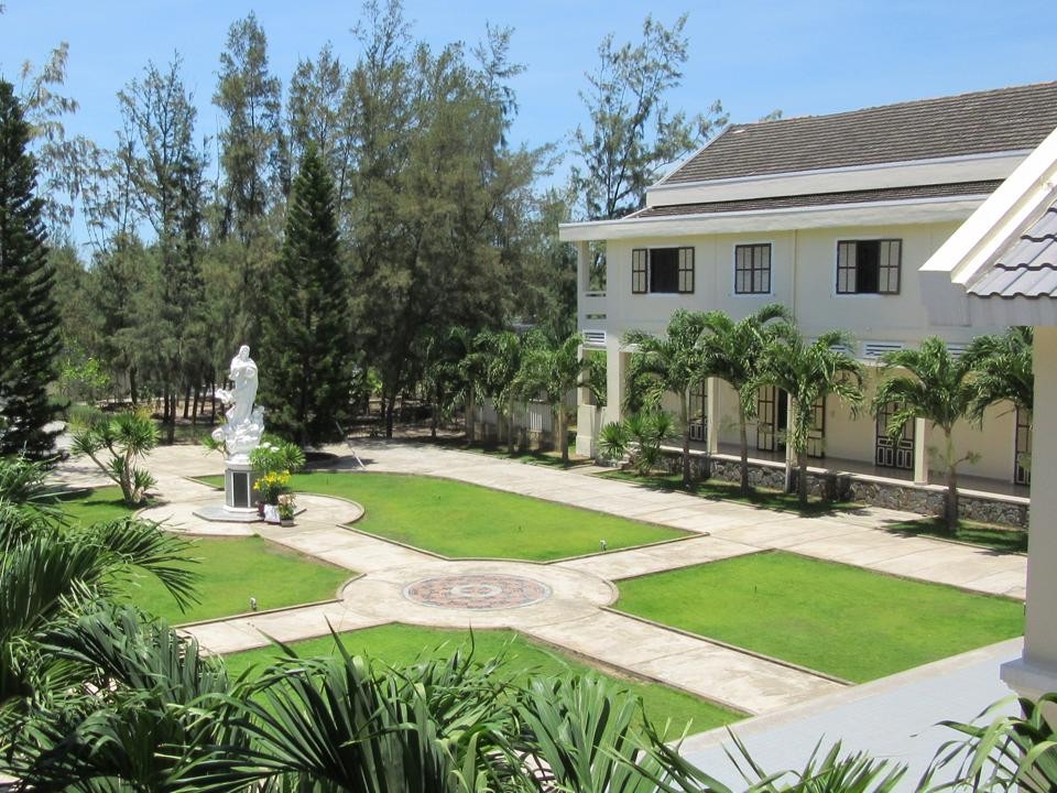 Huynh Trưởng Nghĩa Sinh giúp Khóa Thường huấn Hè 2015 cho 100 Soeurs Dòng Saint Paul de Chartres tại Thành phố Đà Nẵng.