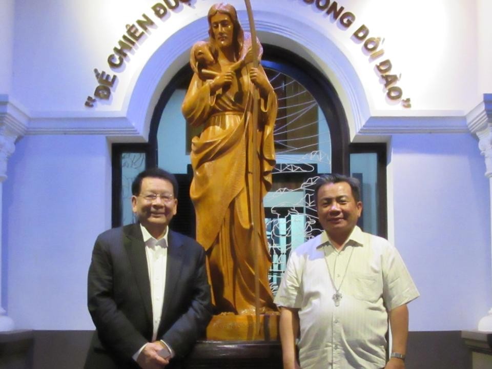 Huynh Trưởng Nghĩa Sinh giúp Khóa Thường huấn Hè 2015 cho 100 Soeurs Dòng Saint Paul de Chartres tại Thành phố Đà Nẵng. Hình với ĐGM GP Đà Nẵng (tại Tòa Giám Mục Đà Nẵng).