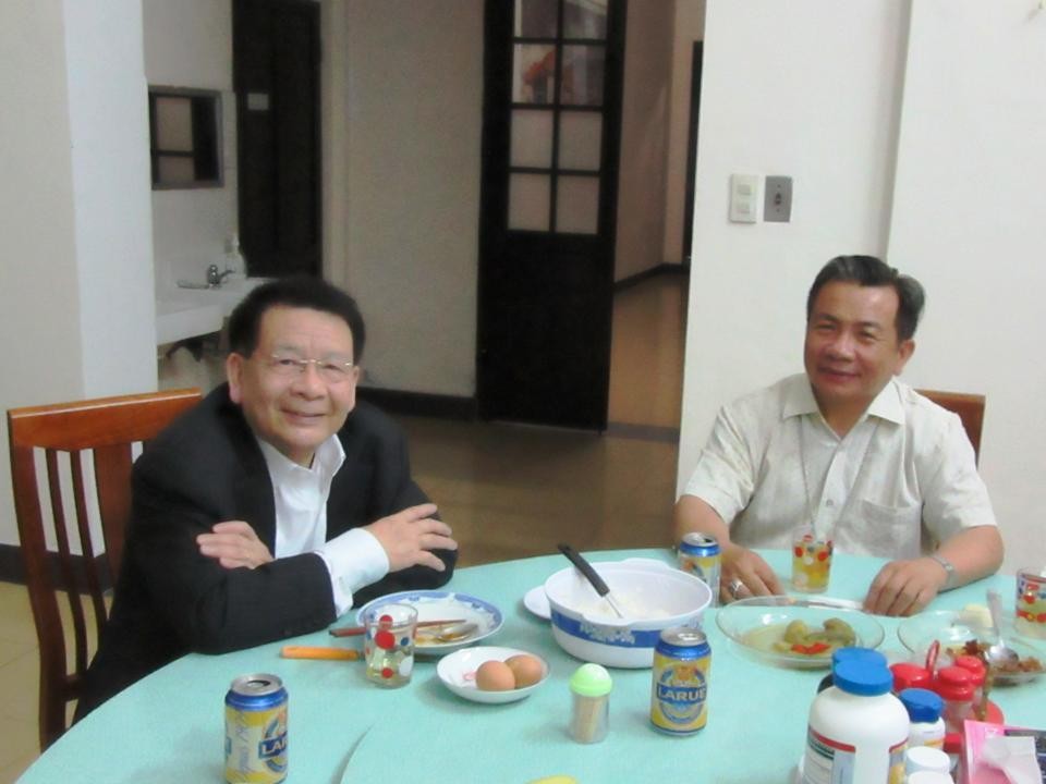 Huynh Trưởng Nghĩa Sinh giúp Khóa Thường huấn Hè 2015 cho 100 Soeurs Dòng Saint Paul de Chartres tại Thành phố Đà Nẵng. Hình trên: Họp với Đức Giám Mục Giáo phận Đà Nẵng và dùng cơm tối với Đức Cha.