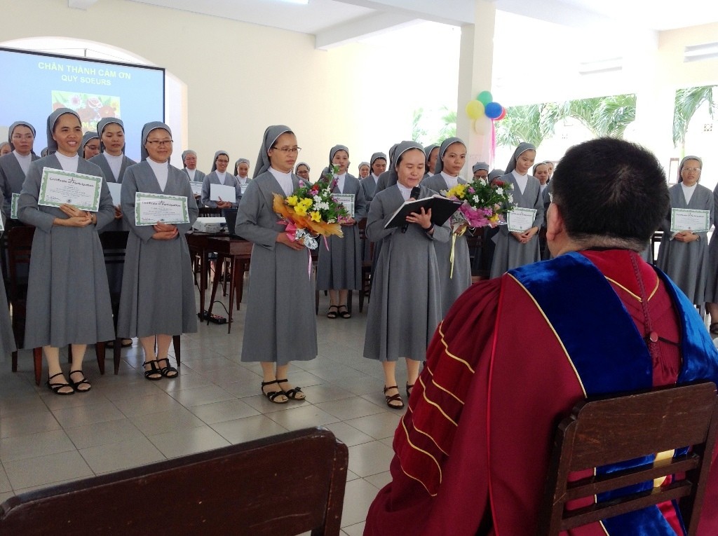 Huynh Trưởng Nghĩa Sinh giúp Khóa Thường huấn Hè 2015 cho 100 Soeurs Dòng Saint Paul de Chartres tại Thành phố Đà Nẵng.