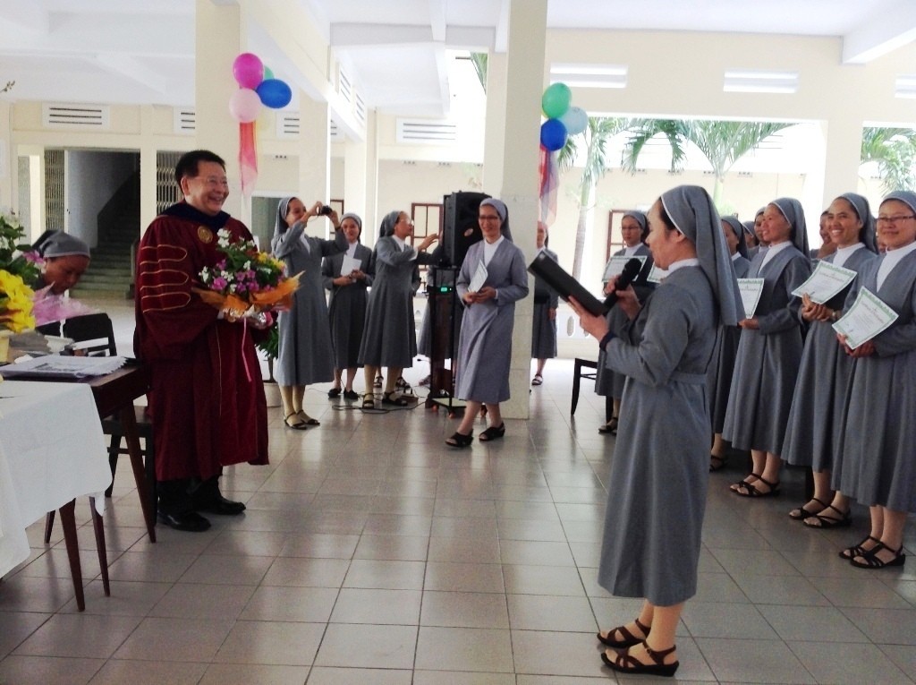 Huynh Trưởng Nghĩa Sinh giúp Khóa Thường huấn Hè 2015 cho 100 Soeurs Dòng Saint Paul de Chartres tại Thành phố Đà Nẵng.