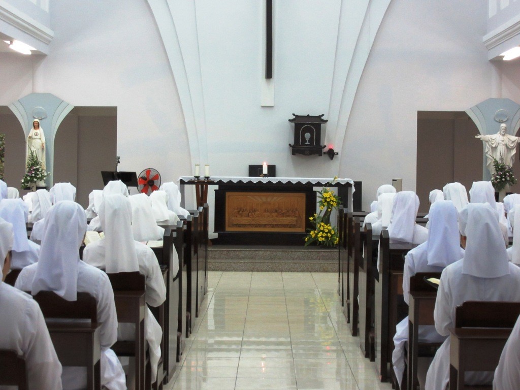Huynh Trưởng Nghĩa Sinh giúp Khóa Thường huấn Hè 2015 cho 100 Soeurs Dòng Saint Paul de Chartres tại Thành phố Đà Nẵng.