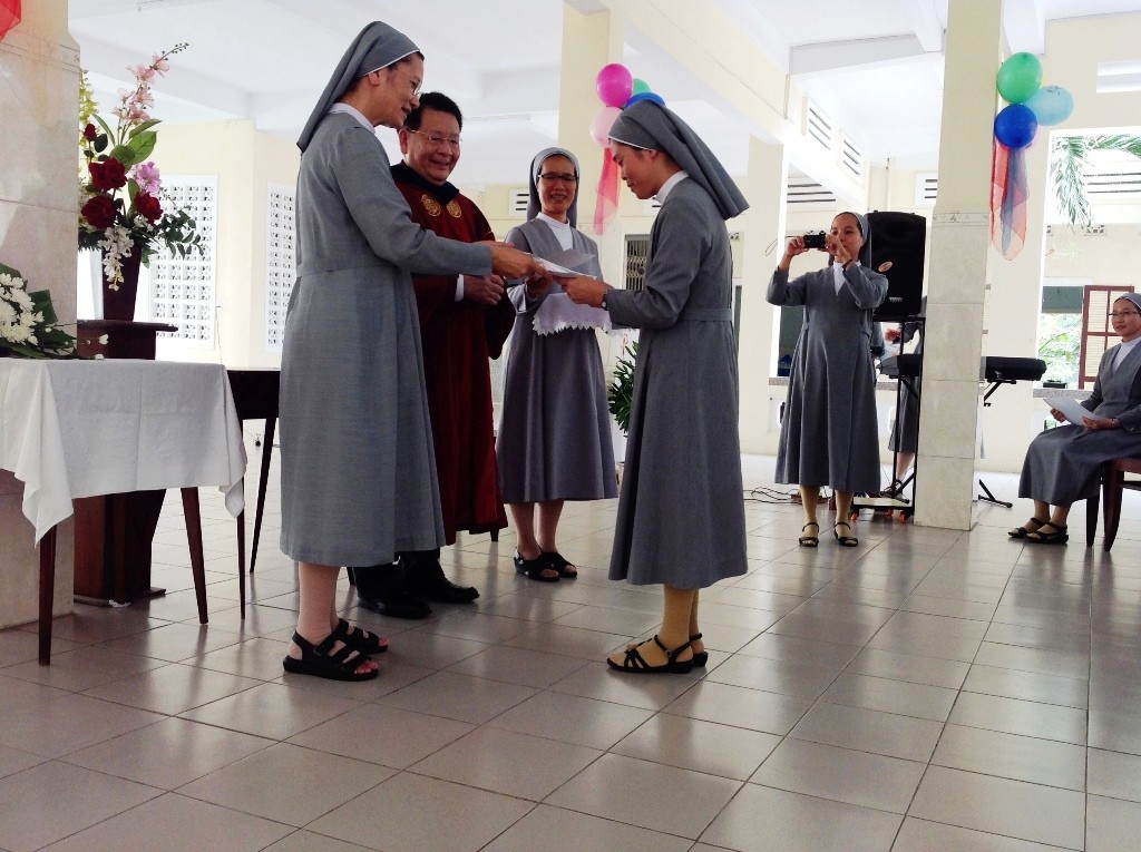 Huynh Trưởng Nghĩa Sinh giúp Khóa Thường huấn Hè 2015 cho 100 Soeurs Dòng Saint Paul de Chartres tại Thành phố Đà Nẵng.