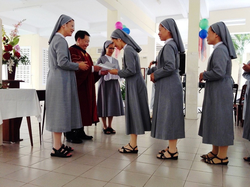 Huynh Trưởng Nghĩa Sinh giúp Khóa Thường huấn Hè 2015 cho 100 Soeurs Dòng Saint Paul de Chartres tại Thành phố Đà Nẵng.
