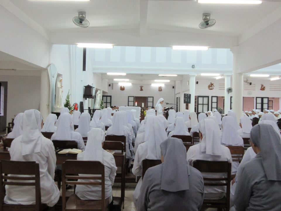 Huynh Trưởng Nghĩa Sinh giúp Khóa Thường huấn Hè 2015 cho 100 Soeurs Dòng Saint Paul de Chartres tại Thành phố Đà Nẵng.