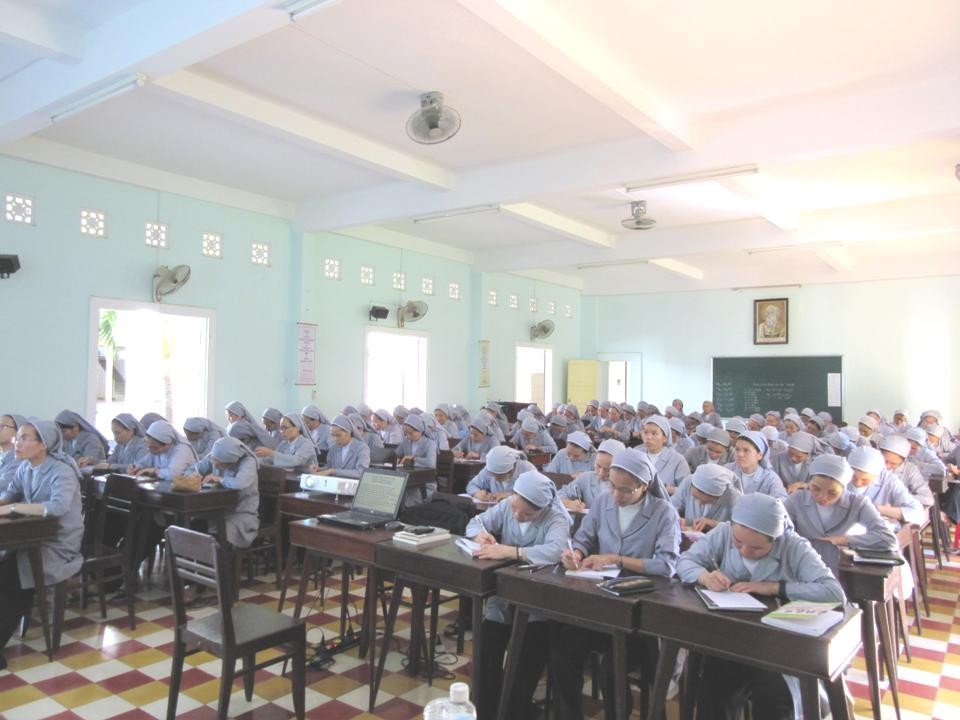 Huynh Trưởng Nghĩa Sinh giúp Khóa Thường huấn Hè 2015 cho 100 Soeurs Dòng Saint Paul de Chartres tại Thành phố Đà Nẵng.