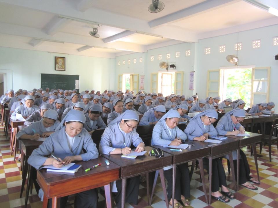 Huynh Trưởng Nghĩa Sinh giúp Khóa Thường huấn Hè 2015 cho 100 Soeurs Dòng Saint Paul de Chartres tại Thành phố Đà Nẵng.