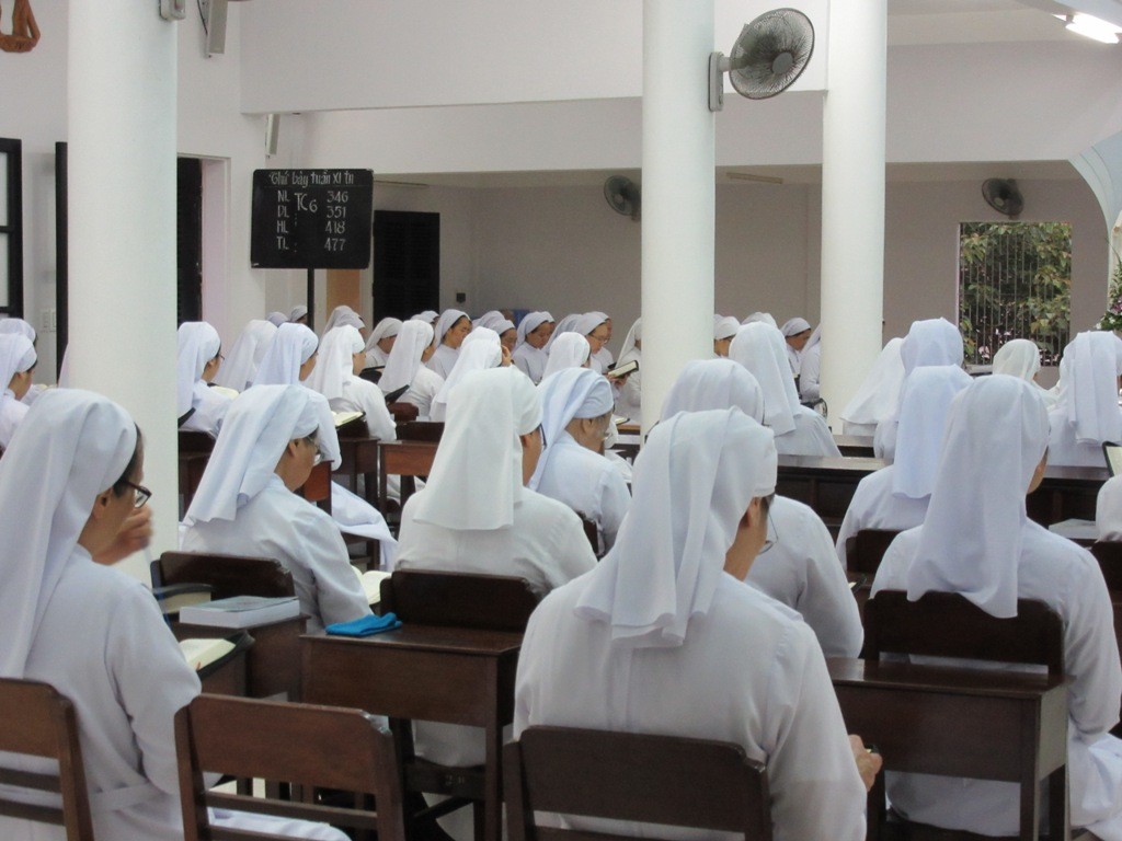 Huynh Trưởng Nghĩa Sinh giúp Khóa Thường huấn Hè 2015 cho 100 Soeurs Dòng Saint Paul de Chartres tại Thành phố Đà Nẵng.