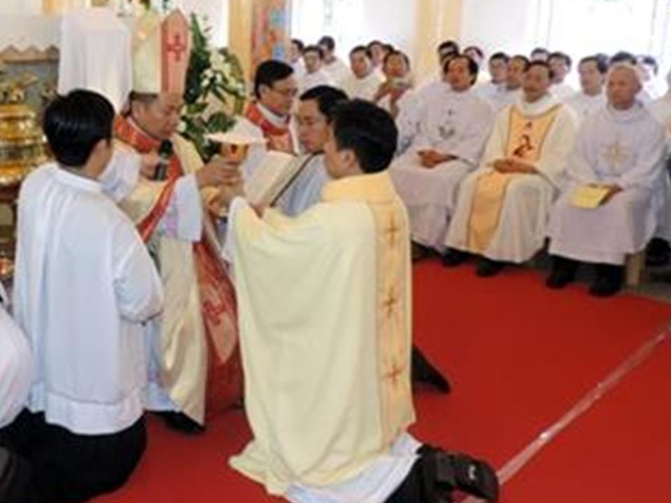 Huynh Trưởng Nghĩa Sinh giúp Khóa Thường huấn Hè 2015 cho 100 Soeurs Dòng Saint Paul de Chartres tại Thành phố Đà Nẵng.