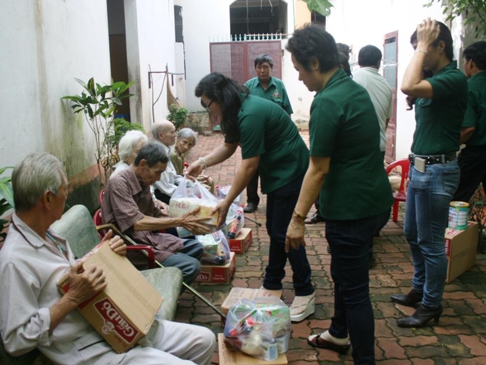 Nghĩa Sinh công tác xã hội tại Viện Dưỡng Lão Quảng Thành và Vinh Châu ngày 20/09/2015.