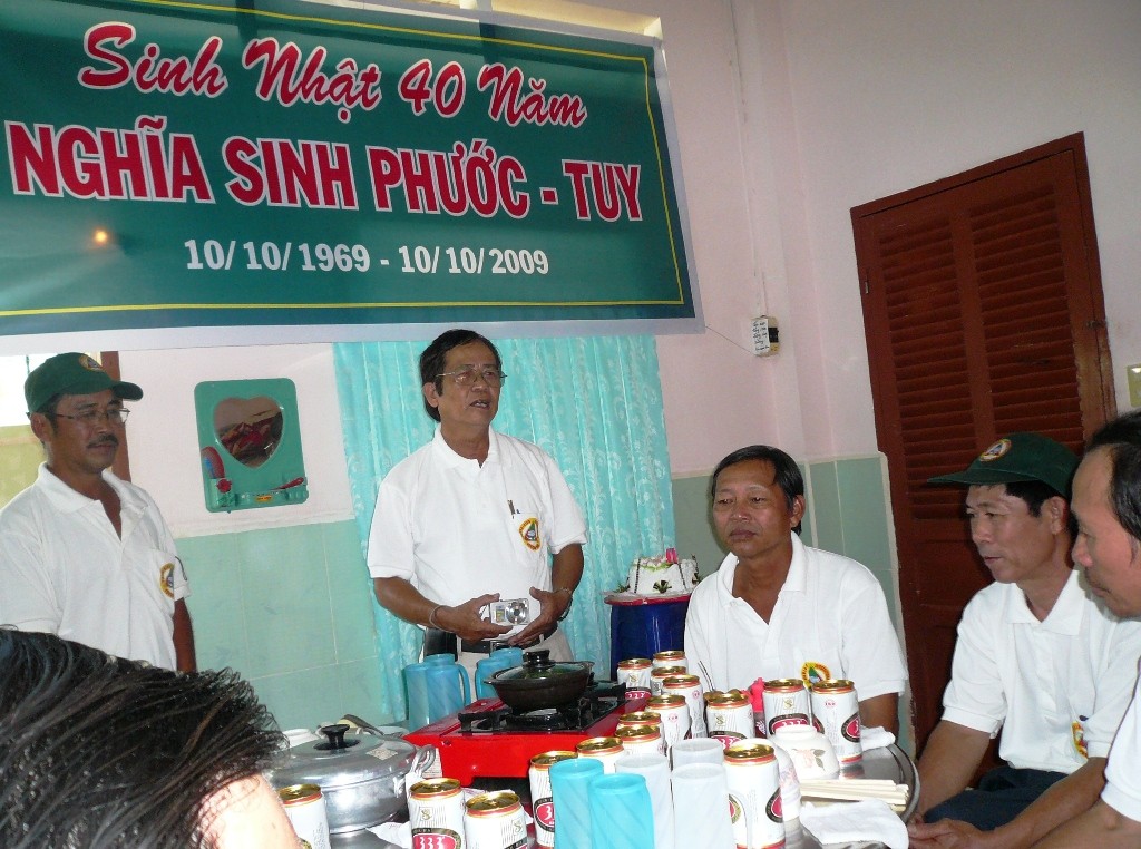 Trưởng Vũ Ngoc Dũng (NSKG) xúc động phát biểu : “Sau trên 30 năm xa cách, mất liên lạc với Nghĩa Sinh, bây giờ mới được sống lại những ngày NS, với những người NS thực sự, sẵn sàng đi tiếp con đường NS trong khoảng đời còn lại…” Xin hoan hô tinh thần của Trưởng Dũng.