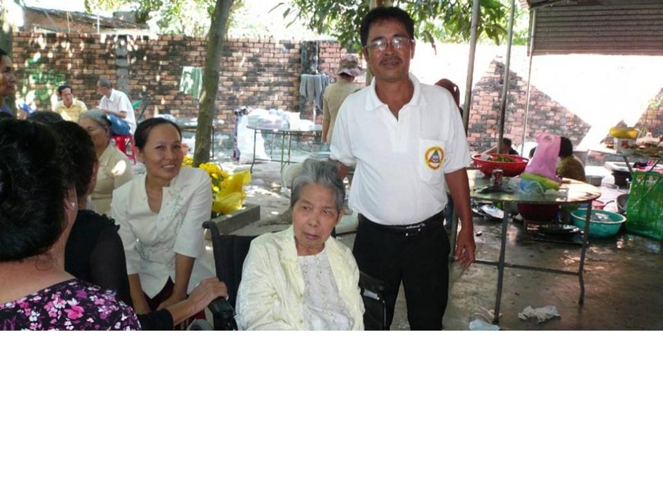 Nghĩa Sinh Trần Bá Tào từ Hoa Kỳ về thăm thân mẫu tại Phước Tuy và cầu nguyện cho thân phụ đã qua đời. Tình thân ái Nghĩa Sinh luôn được duy dưỡng và vun tưới.