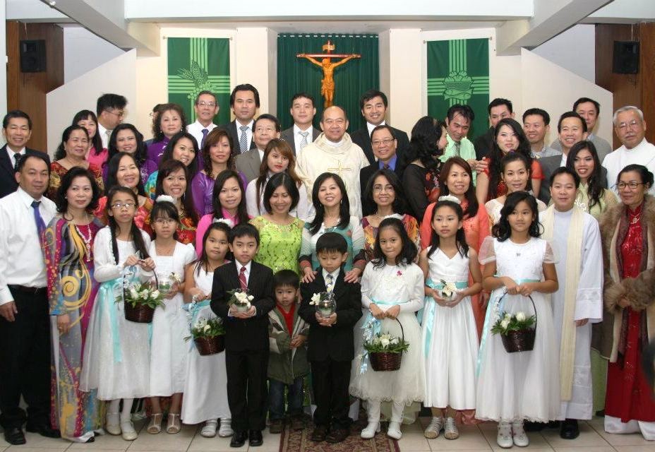 Lễ kỷ niệm 25 năm thành lập Ca Đoàn Cecilia Chicago (1986-2011). Ca Đoàn Cecilia Chicago đã được thành lập năm 1986, cách nay 25 năm. Ban Sáng Lập tiên khởi gồm có Anh Nhu, Anh Minh, Anh Tiến và một vài anh chị khác. Anh Trần Công Tiến đã là Đoàn Trưởng của Ca Đoàn Cecilia trong nhiều năm qua. Hiện nay, Anh Nguyễn Duy Đoan là Nhạc Trưởng và Chị Đồng Trâm Anh là Ca Trưởng. Với trên 30 ca viên và nhạc công, Ca Đoàn Cecilia Chicago đảm trách phần Thánh ca Phụng vụ trong các Thánh lễ 8 giờ sáng Chúa nhật tại Cộng đồng Công Giáo Mân Côi Giáo xứ St. Henry Chicago. Văn Phòng Nghĩa Sinh Chicago hân hoan chúc mừng Lễ Ngân Khánh của Ca Đoàn Cecilia. Nguyện xin Thiên Chúa tiếp tục chúc lành cho quý anh chị Đoàn Trưởng, Nhạc Trưởng, Nhạc Công, Ca Trưởng và Ca Viên. Tinh thần hy sinh phục vụ cộng đoàn của Ca Đoàn Cecilia Chicago là gương sáng sống động cho nhiều thế hệ trẻ Việt hải ngoại hiện tại cũng như trong tương lai. Xin hân hoan chúc mừng tất cả quý anh chị trong Ca Đoàn.