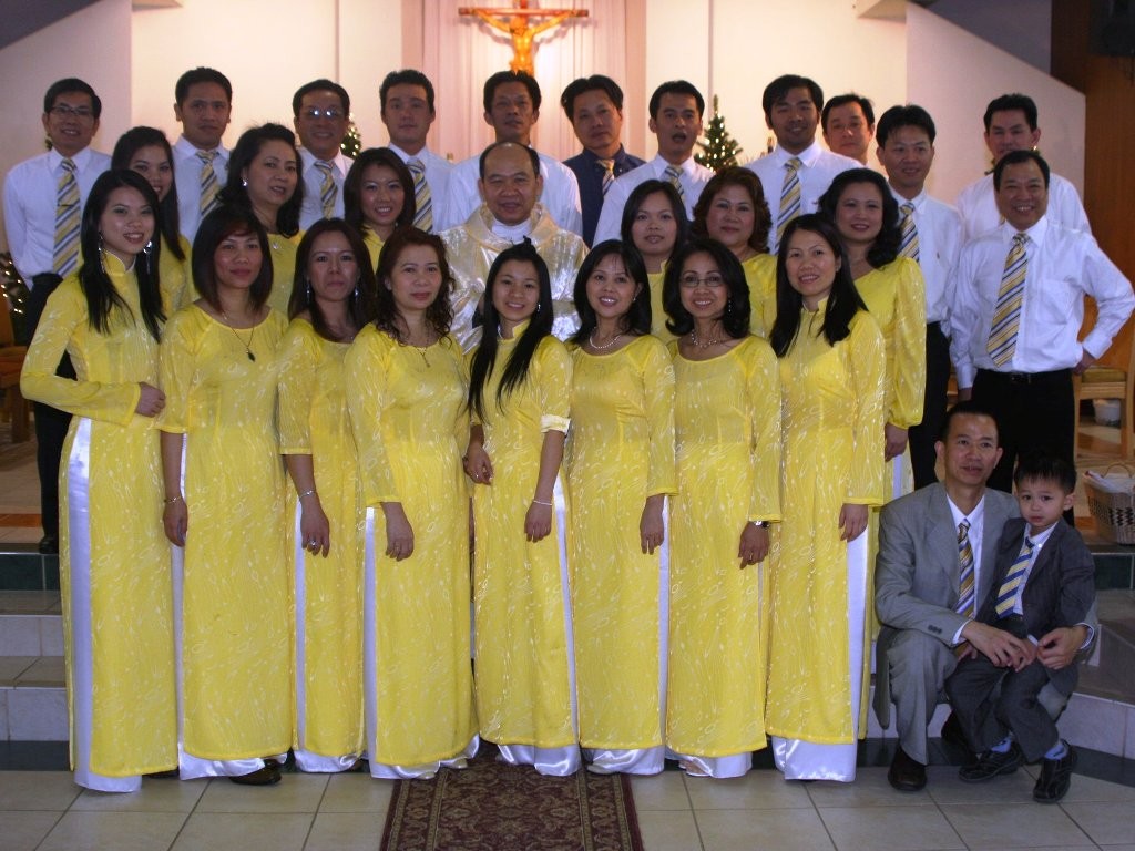Lễ kỷ niệm 25 năm thành lập Ca Đoàn Cecilia Chicago (1986-2011). Ca Đoàn Cecilia Chicago đã được thành lập năm 1986, cách nay 25 năm. Ban Sáng Lập tiên khởi gồm có Anh Nhu, Anh Minh, Anh Tiến và một vài anh chị khác. Anh Trần Công Tiến đã là Đoàn Trưởng của Ca Đoàn Cecilia trong nhiều năm qua. Hiện nay, Anh Nguyễn Duy Đoan là Nhạc Trưởng và Chị Đồng Trâm Anh là Ca Trưởng. Với trên 30 ca viên và nhạc công, Ca Đoàn Cecilia Chicago đảm trách phần Thánh ca Phụng vụ trong các Thánh lễ 8 giờ sáng Chúa nhật tại Cộng đồng Công Giáo Mân Côi Giáo xứ St. Henry Chicago. Văn Phòng Nghĩa Sinh Chicago hân hoan chúc mừng Lễ Ngân Khánh của Ca Đoàn Cecilia. Nguyện xin Thiên Chúa tiếp tục chúc lành cho quý anh chị Đoàn Trưởng, Nhạc Trưởng, Nhạc Công, Ca Trưởng và Ca Viên. Tinh thần hy sinh phục vụ cộng đoàn của Ca Đoàn Cecilia Chicago là gương sáng sống động cho nhiều thế hệ trẻ Việt hải ngoại hiện tại cũng như trong tương lai. Xin hân hoan chúc mừng tất cả quý anh chị trong Ca Đoàn.