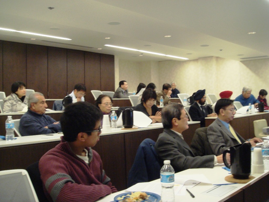 36 đại diện cộng đồng Nhật Bản, Đại Hàn, Thái Lan, Trung Hoa, Ấn Độ, Nam Dương, Phi luật tân và Việt Nam đã đến tham dự buổi họp Liên Hội Á Kiều AACC Chicago được tổ chức 6g30 đến 8g30 ngày 28 tháng 11 năm 2012 tại Khách sạn Hyatt Regency O’Hare. Buổi họp nầy đã được tổ chức và bảo trợ bởi Phương Đoàn Nghĩa Sinh Chicago. Photograph by Joseph Tran, Publisher of Hom Nay Magazine.