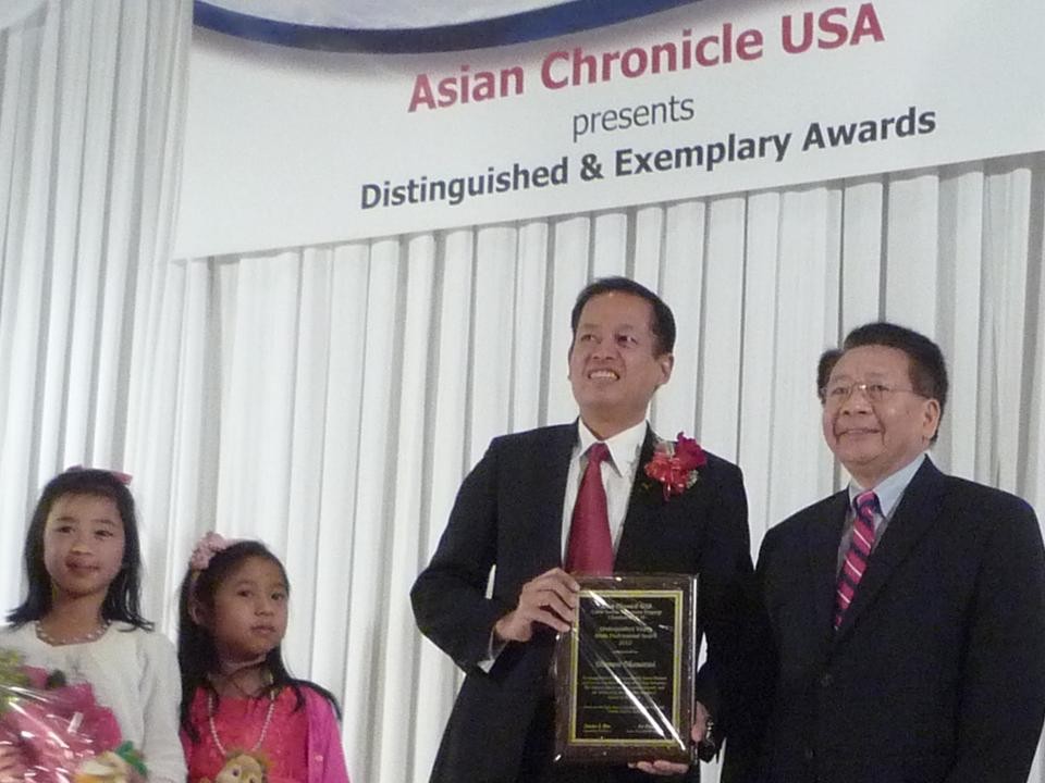 Huynh Trưởng Nghĩa Sinh cùng các Trưởng NS Chicago đến tham dự, trao bằng tưởng thưởng và chúc mừng gia đình gương mẫu Michael Nghĩa và Jennifer Hằng. Giải thưởng Gia đình Gương mẫu năm thứ 12 được tổ chức tại khách sạn Sheraton ngày 24/11/2013 với sự tham dự của trên 360 quý khách.