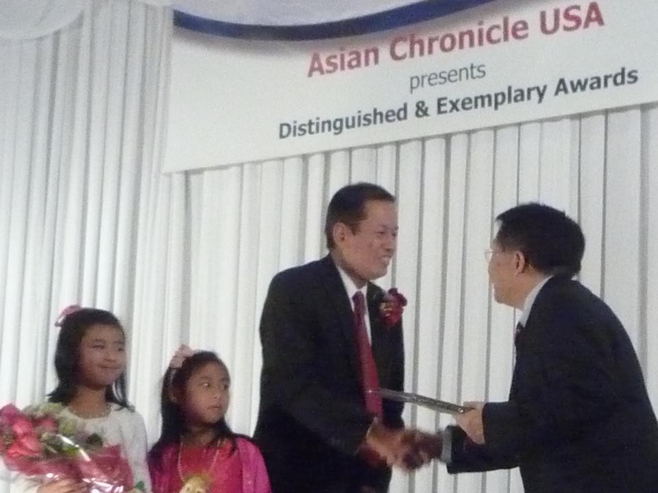 Huynh Trưởng Nghĩa Sinh cùng các Trưởng NS Chicago đến tham dự, trao bằng tưởng thưởng và chúc mừng gia đình gương mẫu Michael Nghĩa và Jennifer Hằng. Giải thưởng Gia đình Gương mẫu năm thứ 12 được tổ chức tại khách sạn Sheraton ngày 24/11/2013 với sự tham dự của trên 360 quý khách.