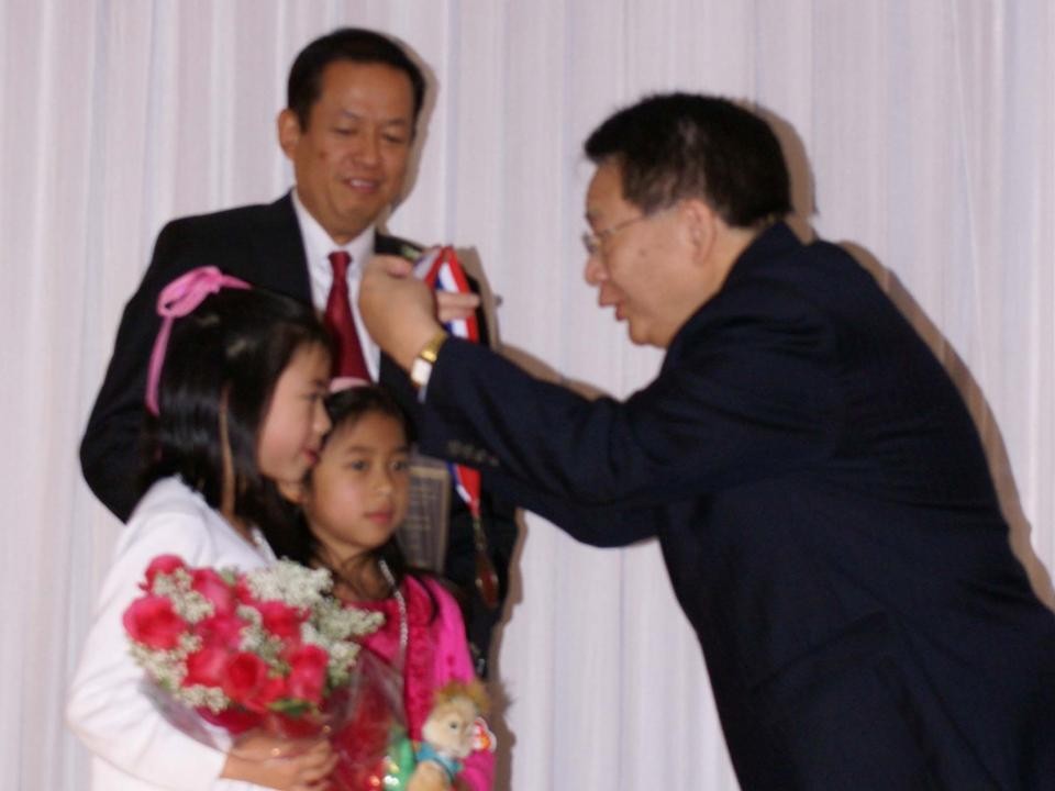 Huynh Trưởng Nghĩa Sinh cùng các Trưởng NS Chicago đến tham dự, trao bằng tưởng thưởng và chúc mừng gia đình gương mẫu Michael Nghĩa và Jennifer Hằng. Giải thưởng Gia đình Gương mẫu năm thứ 12 được tổ chức tại khách sạn Sheraton ngày 24/11/2013 với sự tham dự của trên 360 quý khách.
