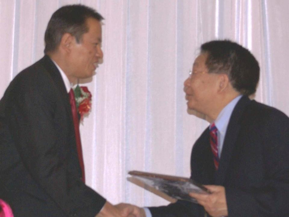 Huynh Trưởng Nghĩa Sinh cùng các Trưởng NS Chicago đến tham dự, trao bằng tưởng thưởng và chúc mừng gia đình gương mẫu Michael Nghĩa và Jennifer Hằng. Giải thưởng Gia đình Gương mẫu năm thứ 12 được tổ chức tại khách sạn Sheraton ngày 24/11/2013 với sự tham dự của trên 360 quý khách.