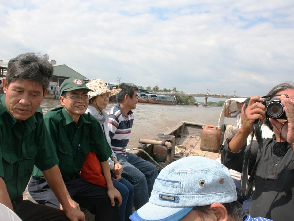 Nghĩa Sinh công tác xã hội tại Hòa Lạc, Bến Tre ngày 17/11/2014.