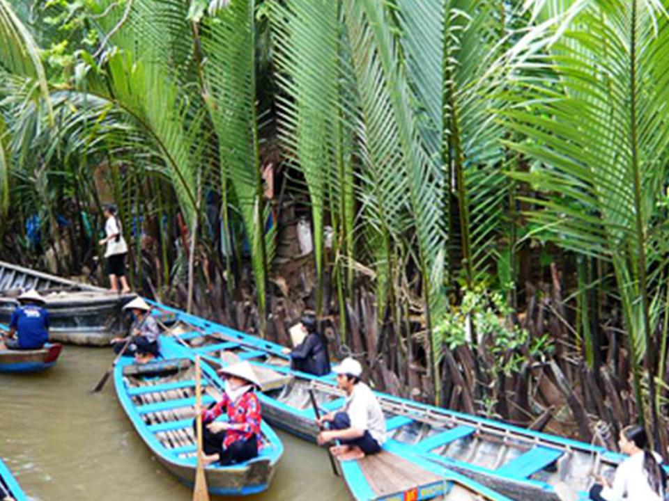 Nghĩa Sinh công tác xã hội tại Hòa Lạc, Bến Tre ngày 17/11/2014.