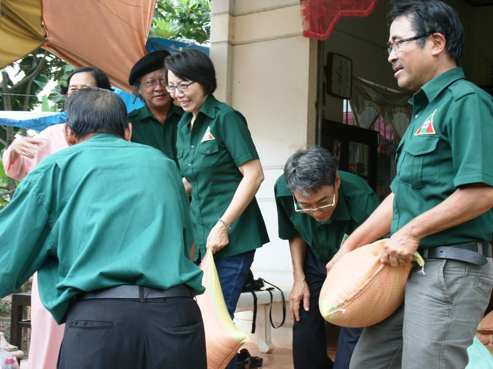 Nghĩa Sinh công tác xã hội tại Hòa Lạc, Bến Tre ngày 17/11/2014.