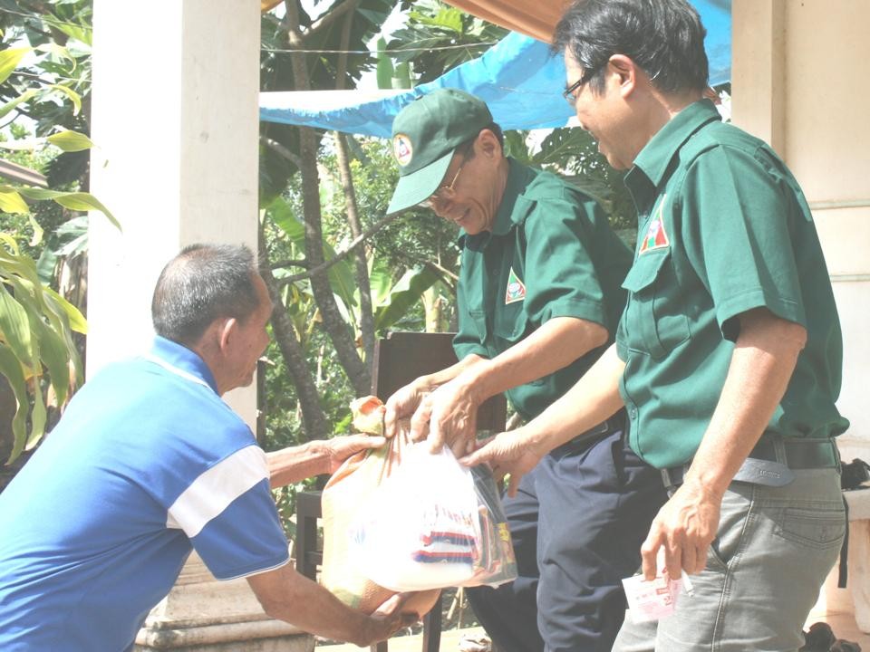 Nghĩa Sinh công tác xã hội tại Hòa Lạc, Bến Tre ngày 17/11/2014.
