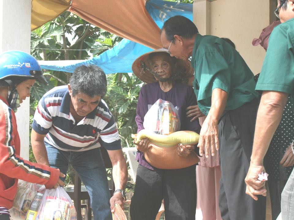 Nghĩa Sinh công tác xã hội tại Hòa Lạc, Bến Tre ngày 17/11/2014.
