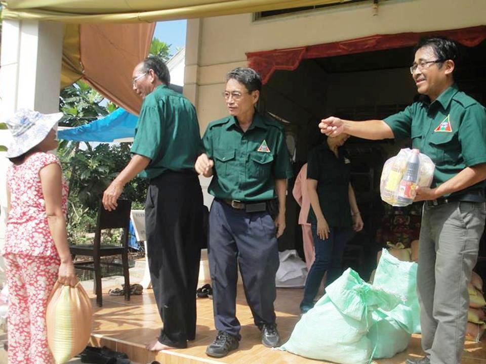Nghĩa Sinh công tác xã hội tại Hòa Lạc, Bến Tre ngày 17/11/2014.