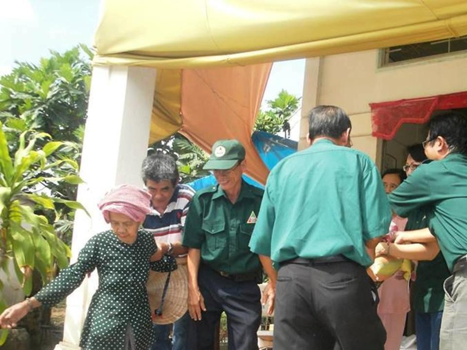 Nghĩa Sinh công tác xã hội tại Hòa Lạc, Bến Tre ngày 17/11/2014.