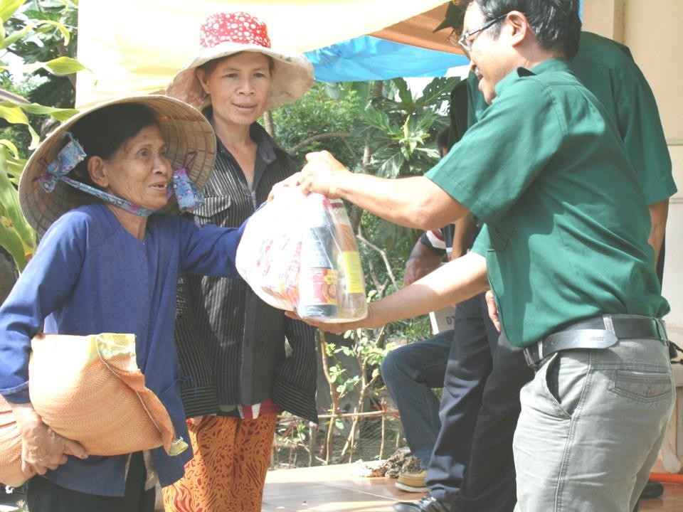 Nghĩa Sinh công tác xã hội tại Hòa Lạc, Bến Tre ngày 17/11/2014.