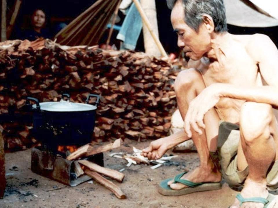 Nghĩa Sinh công tác xã hội tại Trại Dongrek, Thái Lan.