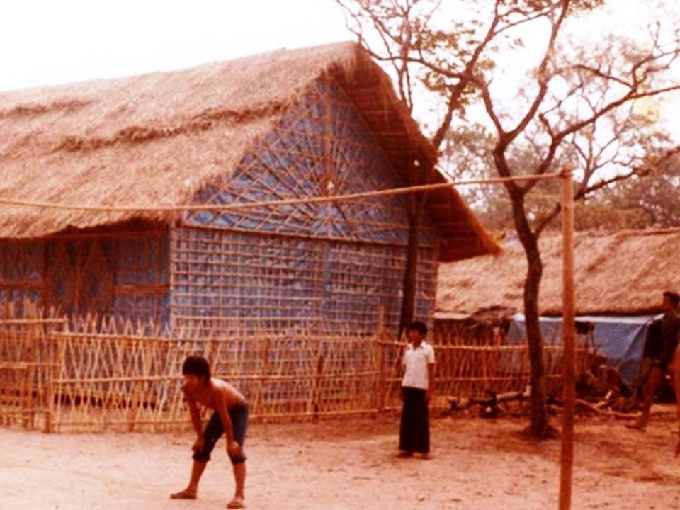 Nghĩa Sinh công tác xã hội tại Trại Dongrek, Thái Lan.