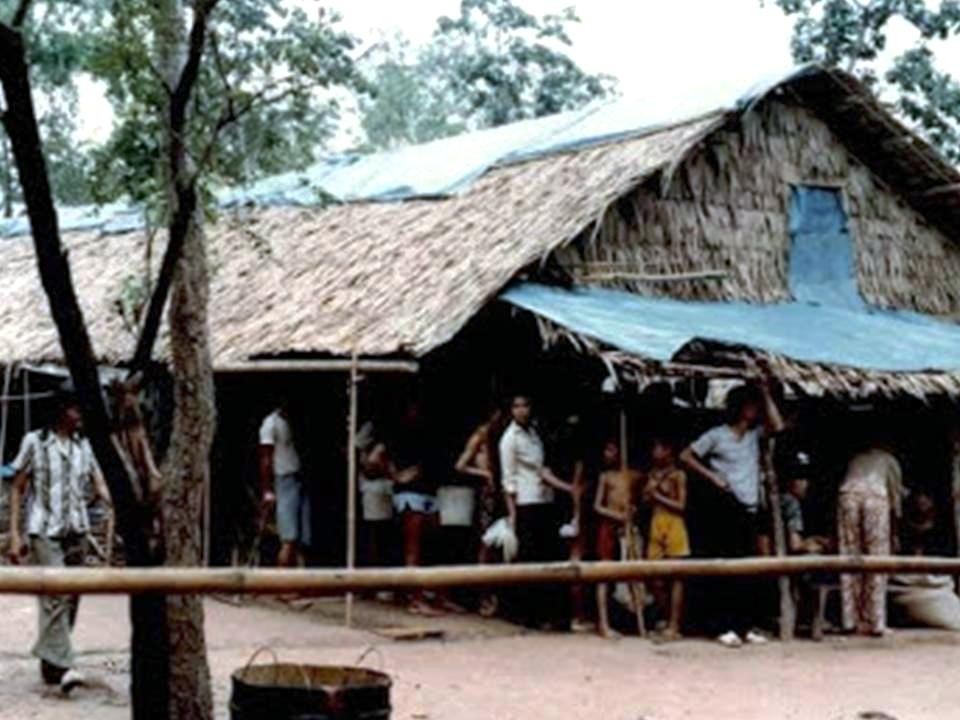 Nghĩa Sinh công tác xã hội tại Trại Dongrek, Thái Lan.