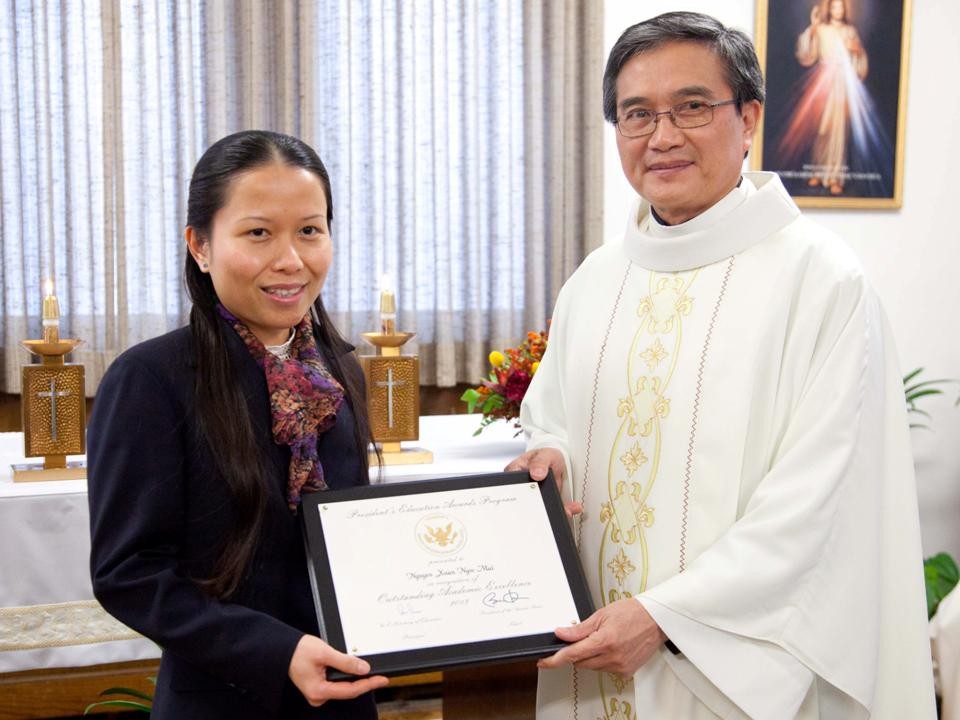 Lễ Tạ Ơn Nghĩa Sinh năm thứ 30 được tổ chức ngày 28/11/2013 tai St. Henry Chapel Chicago. Huynh Trưởng Nghĩa Sinh chào mừng quý khách cùng đồng hương đến tham dự và cám ơn sự hỗ trợ nhiệt tình của quý thân hữu Nghĩa Sinh trong 30 năm qua, từ Lễ Tạ Ơn 1983 đến Lễ Tạ Ơn 2013.