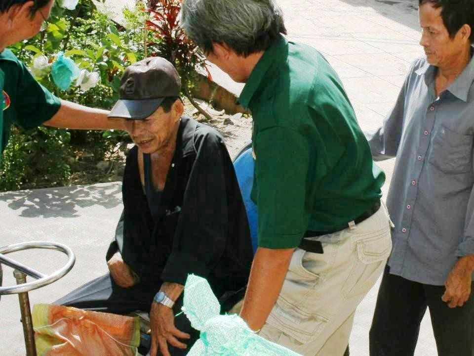 Nghĩa Sinh công tác xã hội tại viện dưỡng lão và gx Nam Đồng, Vũng Tàu ngày 1/12/2014.