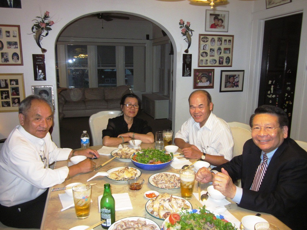 Chào mừng Đức Giám Mục Hoàng Đức Oanh đến thăm Chicago ngày 7 & 8 tháng 6 năm 2012.