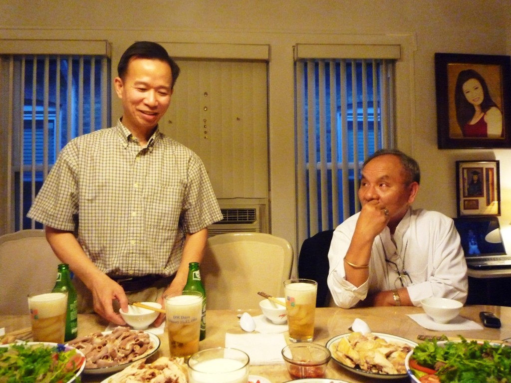 Chào mừng Đức Giám Mục Hoàng Đức Oanh đến thăm Chicago ngày 7 & 8 tháng 6 năm 2012.