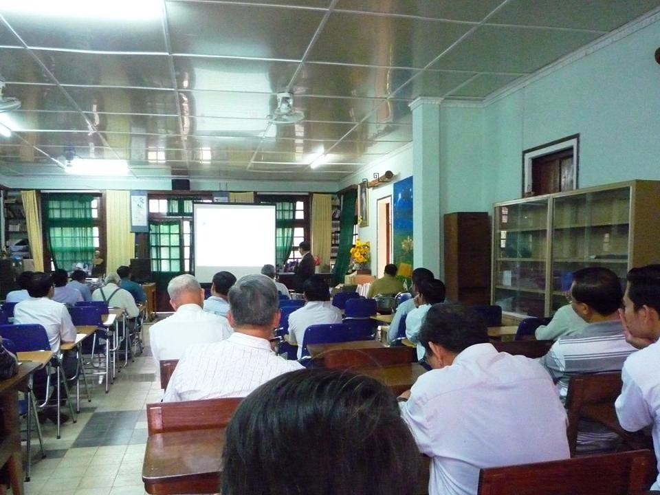Huynh Trưởng Nghĩa Sinh hướng dẫn khóa thường huấn về phục vụ liên văn hóa cho 56 Linh mục Dòng Đa Minh, Dòng Don Bosco, Dòng Phanxicô, Dòng Vinh Sơn, Dòng Chúa Cứu Thế và các Linh mục triều vùng Tây Nguyên Pleiku và Kontum ngày 24, 25 và 26 tháng 6 năm 2014.