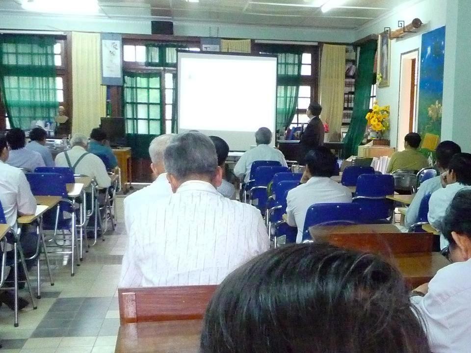 Huynh Trưởng Nghĩa Sinh hướng dẫn khóa thường huấn về phục vụ liên văn hóa cho 56 Linh mục Dòng Đa Minh, Dòng Don Bosco, Dòng Phanxicô, Dòng Vinh Sơn, Dòng Chúa Cứu Thế và các Linh mục triều vùng Tây Nguyên Pleiku và Kontum ngày 24, 25 và 26 tháng 6 năm 2014.