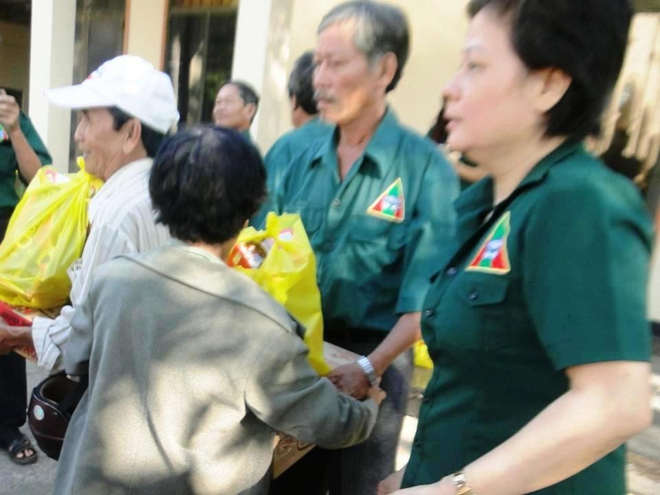 Đoàn Công tác Xã hội Nghĩa Sinh tặng quà Tết cho 30 gia đình người nghèo trong dịp đầu Xuân Bính Thân tại Đất Đỏ (Bà Rịa) ngày 24-01-2016.