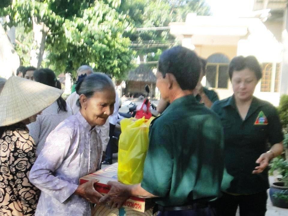 Đoàn Công tác Xã hội Nghĩa Sinh tặng quà Tết cho 30 gia đình người nghèo trong dịp đầu Xuân Bính Thân tại Đất Đỏ (Bà Rịa) ngày 24-01-2016.