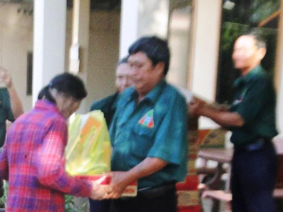 Đoàn Công tác Xã hội Nghĩa Sinh tặng quà Tết cho 30 gia đình người nghèo trong dịp đầu Xuân Bính Thân tại Đất Đỏ (Bà Rịa) ngày 24-01-2016.