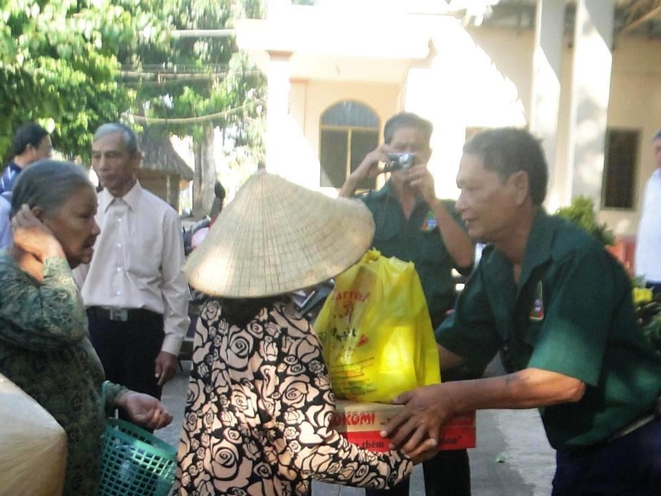 Đoàn Công tác Xã hội Nghĩa Sinh tặng quà Tết cho 30 gia đình người nghèo trong dịp đầu Xuân Bính Thân tại Đất Đỏ (Bà Rịa) ngày 24-01-2016.