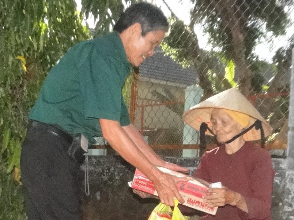 Đoàn Công tác Xã hội Nghĩa Sinh tặng quà Tết cho 30 gia đình người nghèo trong dịp đầu Xuân Bính Thân tại Đất Đỏ (Bà Rịa) ngày 24-01-2016.