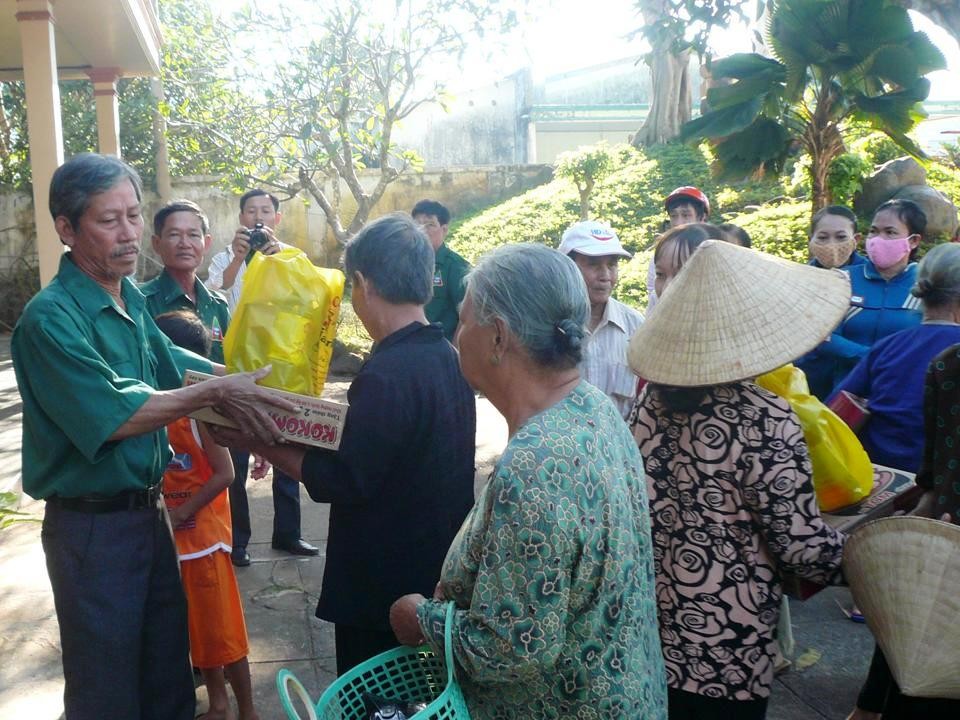 Đoàn Công tác Xã hội Nghĩa Sinh tặng quà Tết cho 30 gia đình nghèo tại Đất Đỏ (Bà Rịa) ngày 24-01-2016