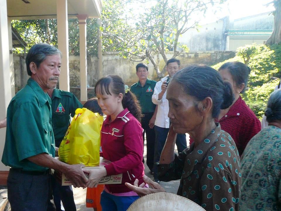 Đoàn Công tác Xã hội Nghĩa Sinh tặng quà Tết cho 30 gia đình nghèo tại Đất Đỏ (Bà Rịa) ngày 24-01-2016