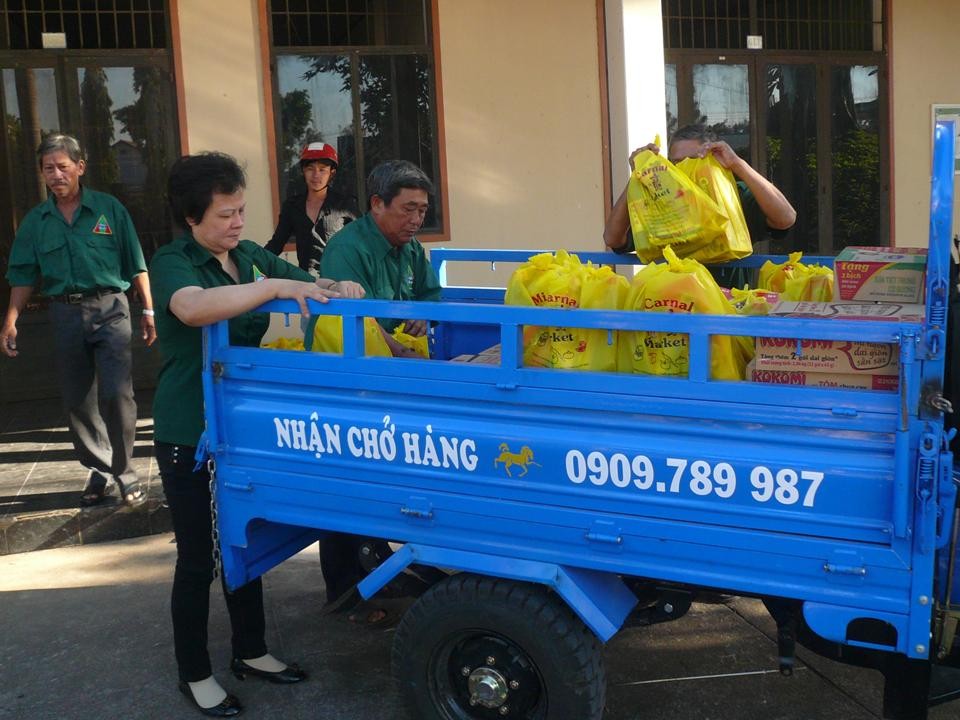 Đoàn Công tác Xã hội Nghĩa Sinh tặng quà Tết cho 30 gia đình nghèo tại Đất Đỏ (Bà Rịa) ngày 24-01-2016