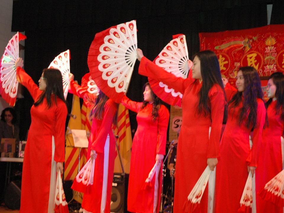 Nghĩa Sinh tham dự Tết Ất Mùi ngày 21 tháng 2 năm 2015 tại Hội Trường St. Andrew Church Chicago. Huynh Trưởng Nghĩa Sinh và Chủ Tịch Hội Cao Niên cùng niệm hương trước bàn thờ Quốc Tổ. Hội Tết Ất Mùi do Hội Người Việt tại Illinois tổ chức với Bác sĩ Hoàng Đức Hiền, Chủ Tịch HĐQT.